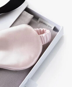 By Dariia Day Mulberry Zijden Slaapmasker - Blush Pink -Mode Kleding 0bf8797b aceb 476e bb3f e2f881e0cd7d
