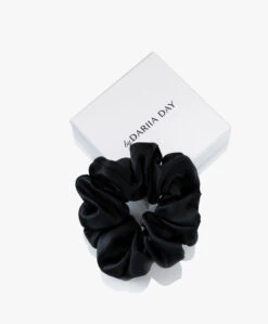 By Dariia Day Mulberry Zijden Scrunchie Medium - Midnight Black