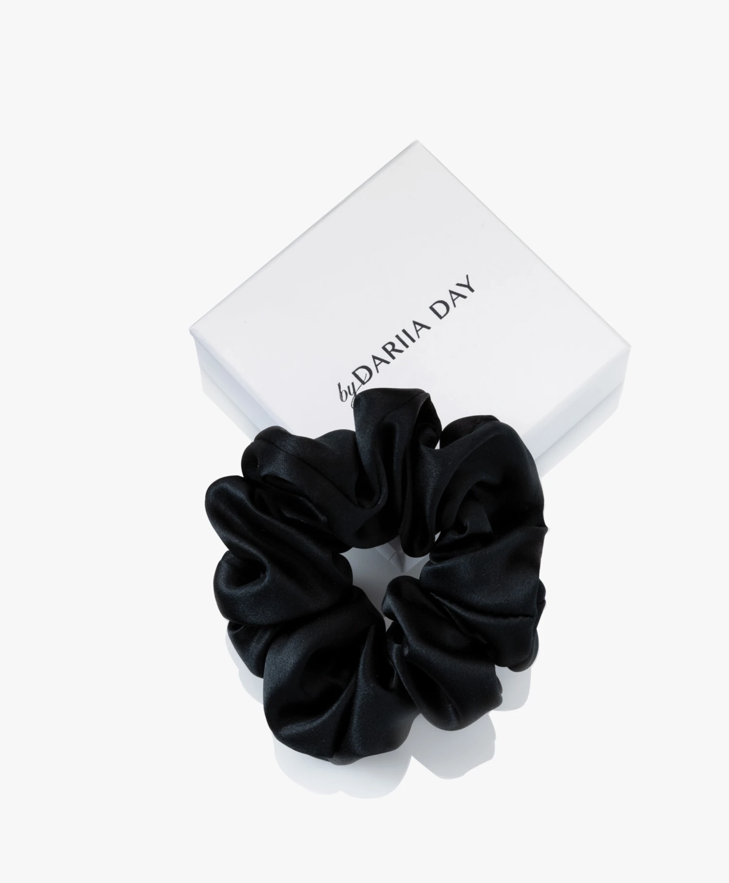 By Dariia Day Mulberry Zijden Scrunchie Medium - Midnight Black 1 By Dariia Day Mulberry Zijden Scrunchie Medium - Midnight Black