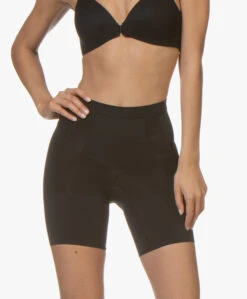 Spanx® Oncore Mid-Thigh Short - Zwart 21 Spanx® Oncore Mid-Thigh Short - Zwart -Mode Kleding 190509 SPANX OnCore Mid Thigh Short Zwart 05