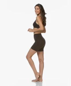 Spanx® Oncore Mid-Thigh Short - Zwart 17 Spanx® Oncore Mid-Thigh Short - Zwart -Mode Kleding 190509 SPANX OnCore Mid Thigh Short Zwart 52