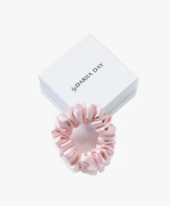 By Dariia Day Mulberry Zijden Scrunchie Small - Blush Pink