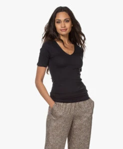 Hanro Cotton Seamless V-Hals T-Shirt - Zwart