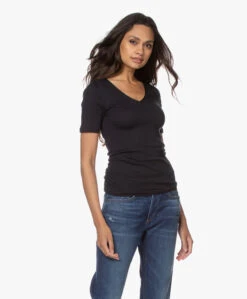 Hanro Cotton Seamless V-Hals T-Shirt - Zwart 20 Hanro Cotton Seamless V-Hals T-Shirt - Zwart -Mode Kleding 200611 433fc4de ba10 484d bf9e b9aa4711ce55