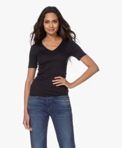 Hanro Cotton Seamless V-Hals T-Shirt - Zwart 24 Hanro Cotton Seamless V-Hals T-Shirt - Zwart -Mode Kleding 200611 6d976684 e988 4c7f 9838 9e814f6bb6f5