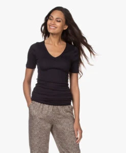 Hanro Cotton Seamless V-Hals T-Shirt - Zwart 23 Hanro Cotton Seamless V-Hals T-Shirt - Zwart -Mode Kleding 200611 fd819b42 8a85 420f aeb7 e4daea87cde1