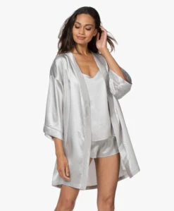 By Dariia Day Mulberry Zijden Kimono - Zilvergrijs 24 By Dariia Day Mulberry Zijden Kimono - Zilvergrijs -Mode Kleding 200707 0f1c1b8b fff2 44fe a299 493a5eabbc5f