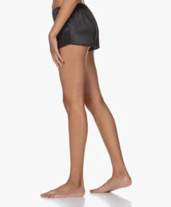 By Dariia Day Mulberry Zijden Short - Midnight Black 22 By Dariia Day Mulberry Zijden Short - Midnight Black -Mode Kleding 200707 6b4cb99b 7a05 4197 a7e2 8586cf90d21f