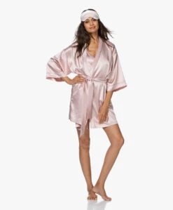 By Dariia Day Mulberry Zijden Kimono - Blush Pink 16 By Dariia Day Mulberry Zijden Kimono - Blush Pink -Mode Kleding 200707 734f4f79 65d1 4d2c 8a8b 698696b0a6ba