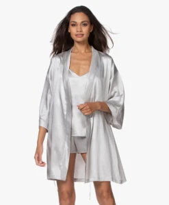 By Dariia Day Mulberry Zijden Kimono - Zilvergrijs 18 By Dariia Day Mulberry Zijden Kimono - Zilvergrijs -Mode Kleding 200707 c6123c61 5dde 4b0b 8fbb 3791575061fa