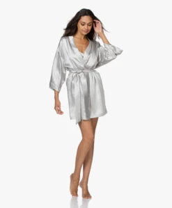 By Dariia Day Mulberry Zijden Kimono - Zilvergrijs 16 By Dariia Day Mulberry Zijden Kimono - Zilvergrijs -Mode Kleding 200707 d2c296be 1ba2 4bfc ae8f 7b9fcccd0086