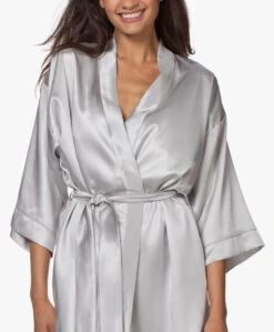 By Dariia Day Mulberry Zijden Kimono - Zilvergrijs 25 By Dariia Day Mulberry Zijden Kimono - Zilvergrijs -Mode Kleding 200707 f8b33990 a795 4d37 89d2 326ca090fe70