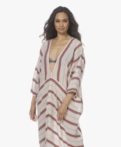 Su Paris Talia Voile Kaftan Met Jacquard Streepdessin - Burgundy 23 Su Paris Talia Voile Kaftan Met Jacquard Streepdessin - Burgundy -Mode Kleding 220407 33a893e1 1326 4943 b92c 48ee12178b42