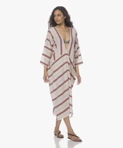 Su Paris Talia Voile Kaftan Met Jacquard Streepdessin - Burgundy 25 Su Paris Talia Voile Kaftan Met Jacquard Streepdessin - Burgundy -Mode Kleding 220407 ce698526 f478 41f6 a052 d5a6bd956a59