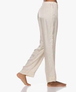 Love Stories Weekend Satijnen Seersucker Pyjama Broek - Off-White 19 Love Stories Weekend Satijnen Seersucker Pyjama Broek - Off-White -Mode Kleding 220830 6410f07e 185f 46ea 9861 42f200f59cf8