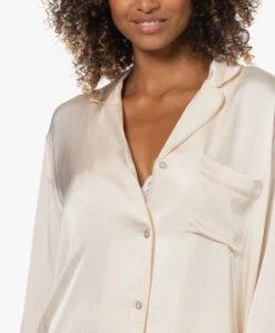 Love Stories Blue Moon Satijnen Seersucker Pyjama Blouse - Off-White -Mode Kleding 220830 b6089737 2c8d 45e9 8edb d70b93f9f78d