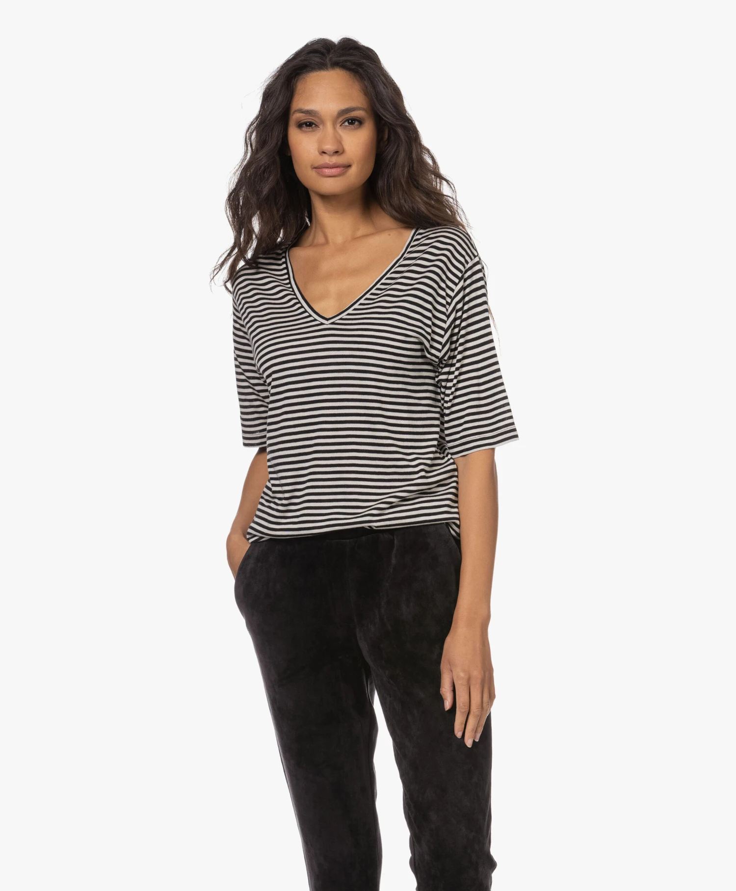 Woman By Earn Hannah Gestreept V-Hals T-Shirt - Zwart/Off-White 1 Woman By Earn Hannah Gestreept V-Hals T-Shirt - Zwart/Off-White