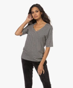 Woman By Earn Hannah Gestreept V-Hals T-Shirt - Zwart/Off-White 15 Woman By Earn Hannah Gestreept V-Hals T-Shirt - Zwart/Off-White -Mode Kleding 221103 3b623e0f 7b54 428e a332 f9860938017b