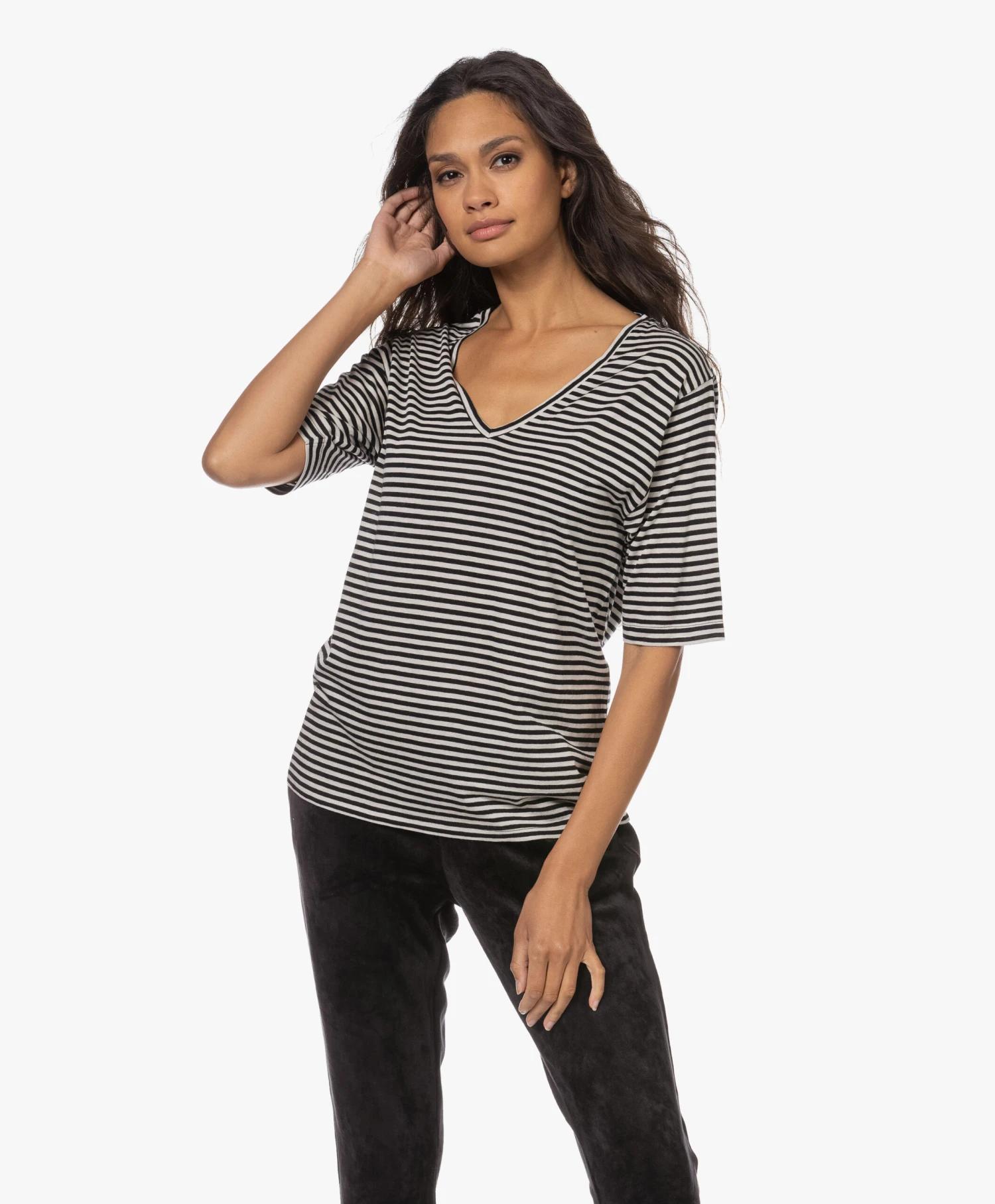 Woman By Earn Hannah Gestreept V-Hals T-Shirt - Zwart/Off-White 3 Woman By Earn Hannah Gestreept V-Hals T-Shirt - Zwart/Off-White - Afbeelding 3