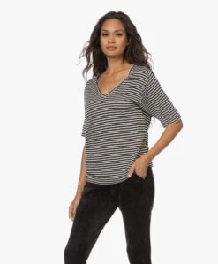 Woman By Earn Hannah Gestreept V-Hals T-Shirt - Zwart/Off-White 23 Woman By Earn Hannah Gestreept V-Hals T-Shirt - Zwart/Off-White -Mode Kleding 221103 b8e32c45 0d46 4230 bf1a b2c12d09fdec