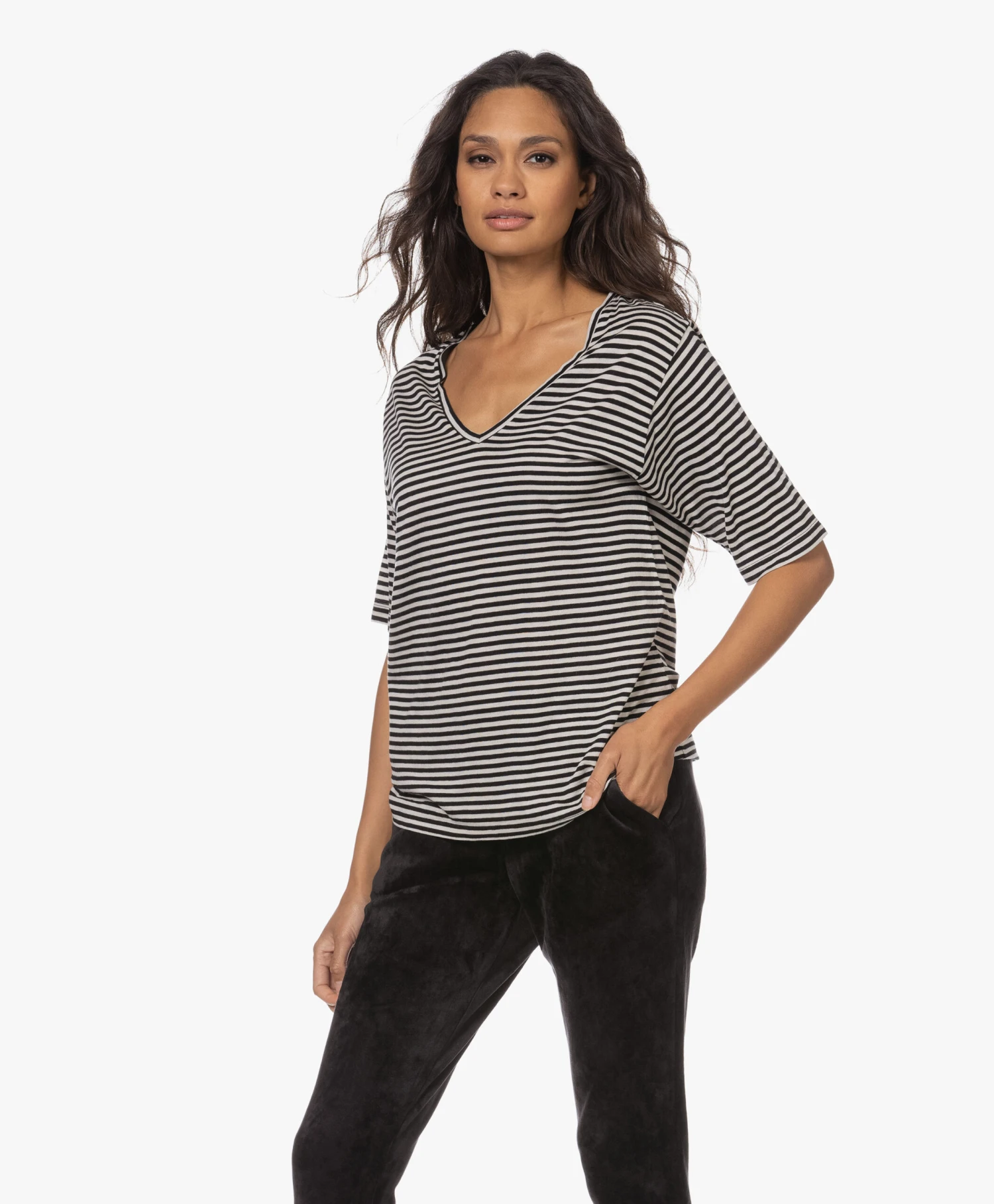 Woman By Earn Hannah Gestreept V-Hals T-Shirt - Zwart/Off-White 11 Woman By Earn Hannah Gestreept V-Hals T-Shirt - Zwart/Off-White - Afbeelding 11