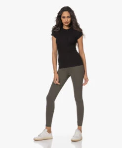 Filippa K Fine Rib Tee - Zwart -Mode Kleding 221207 e9f1be23 4553 445f b4b4 d6a631f5d40b