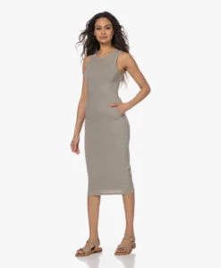 James Perse Dubbellaagse Mouwloze Midi Jurk - Concrete 25 James Perse Dubbellaagse Mouwloze Midi Jurk - Concrete -Mode Kleding 230213 80f44c24 353b 4e44 b37e 02cbeb1b0b5f