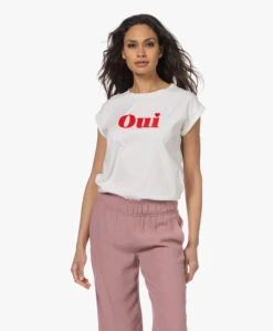 By-Bar Thelma Oui Flock Print T-Shirt - Off-White 24 By-Bar Thelma Oui Flock Print T-Shirt - Off-White -Mode Kleding 230302 8abe0790 1306 4a8a 81c5 34c63fc07999