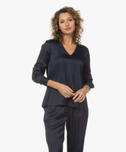 Resort Finest Satijnen Viscose V-Hals Blouse - Navy -Mode Kleding 230309 0d34bfa5 32fa 49ef b8a7 ee7a8c2e61db