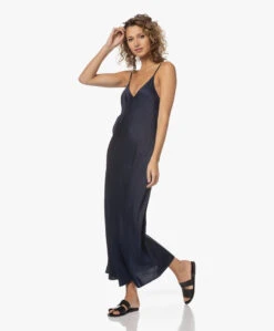 Resort Finest Satijnen Midi Slip Dress - Navy -Mode Kleding 230309 1d5c91fa 2ceb 469c a6f6 8e4fcada090d