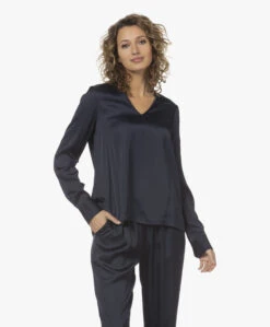 Resort Finest Satijnen Viscose V-Hals Blouse - Navy -Mode Kleding 230309 48652047 5de2 4c9b a05e d6e170ad00ab