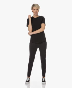 Neeve The Michelle Bio Katoenen T-Shirt - Essential Black -Mode Kleding 230322 08932b94 992f 4e05 81d4 2ab5bb473026
