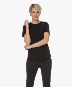 Neeve The Michelle Bio Katoenen T-Shirt - Essential Black -Mode Kleding 230322 4c57ae9e d23a 4ce5 88dd 03321ce9cef8