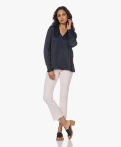 Resort Finest Satijnen Viscose V-Hals Blouse - Navy -Mode Kleding 230412 4b65e359 4511 4def b94d 5f8e4982efd4