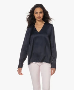 Resort Finest Satijnen Viscose V-Hals Blouse - Navy -Mode Kleding 230412 cb58a361 c475 494c 91ae 156bf6fdc202
