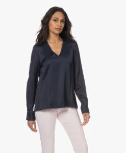 Resort Finest Satijnen Viscose V-Hals Blouse - Navy -Mode Kleding 230412 d92e2bcb 6354 4a1a a7a6 2f94b0e7b005