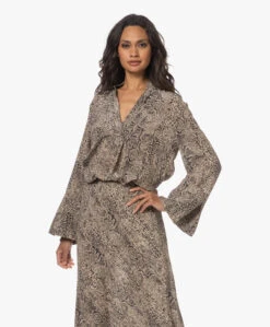 By Malene Birger Flaiy Zijden Slangenprint Blouse - Zwart/Beige