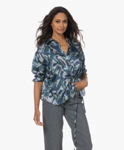 Pomandère Zijdemix Wikkelblouse Met Print - Ocean Blue -Mode Kleding 230706 1231b4af ba35 42a8 bbc5 30f26fb8805f