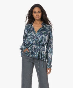 Pomandère Zijdemix Wikkelblouse Met Print - Ocean Blue
