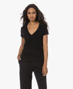 Iro Uzuma Rib Katoenen V-Hals T-Shirt - Zwart 20 Iro Uzuma Rib Katoenen V-Hals T-Shirt - Zwart -Mode Kleding 230706 7cb1690d 20c8 4596 bfae c0c654bf8d59