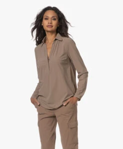 Japantky Meky Travel Jersey Splithals Blouse - Walnut -Mode Kleding 230720 2bff6efa 4071 46ce 8b3f 060585850815