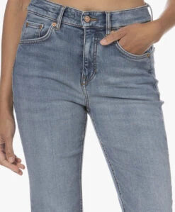 Drykorn Far Bootcut Stretch Jeans - Washed Blue -Mode Kleding 230808 05d1cd5d 8aed 42ed 890b c8935153aa5f