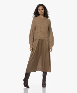 Resort Finest Mouwloze Satijnen Midi Jurk - Camel -Mode Kleding 230809 5d97321c d01f 47b7 a773 6a460874a43d