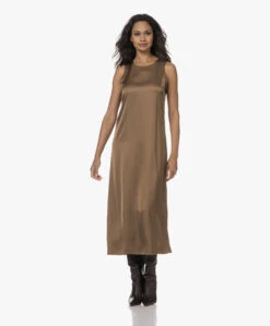 Resort Finest Mouwloze Satijnen Midi Jurk - Camel -Mode Kleding 230809 749f0b60 36e5 453e ae8d a0b3f7874156