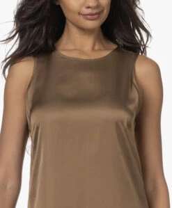 Resort Finest Mouwloze Satijnen Midi Jurk - Camel -Mode Kleding 230809 ad85bc77 196a 4a54 adb3 0dc0ba639746