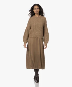 Resort Finest Mouwloze Satijnen Midi Jurk - Camel -Mode Kleding 230809 ca053f22 f857 4e49 8629 4cda9f158f6a