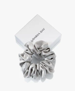 By Dariia Day Mulberry Zijden Scrunchie Medium - Zilvergrijs