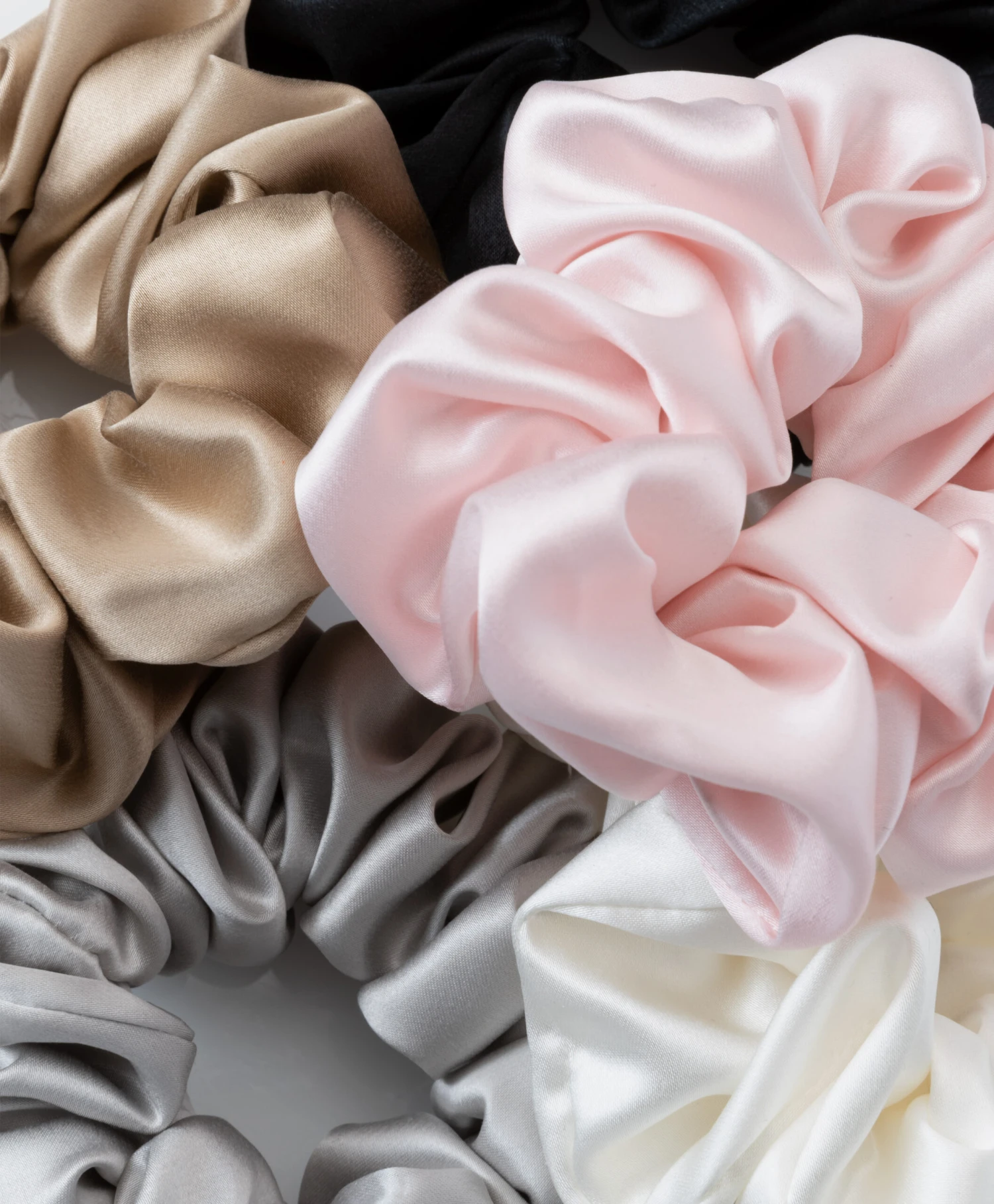 By Dariia Day Mulberry Zijden Scrunchie Medium - Zilvergrijs 2 By Dariia Day Mulberry Zijden Scrunchie Medium - Zilvergrijs - Afbeelding 2