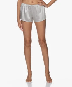 By Dariia Day Mulberry Zijden Short - Zilvergrijs