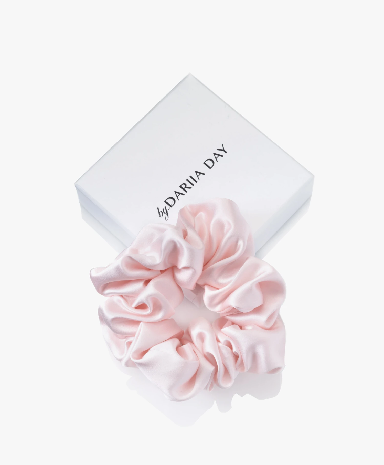 By Dariia Day Mulberry Zijden Scrunchie Medium - Blush Pink 1 By Dariia Day Mulberry Zijden Scrunchie Medium - Blush Pink